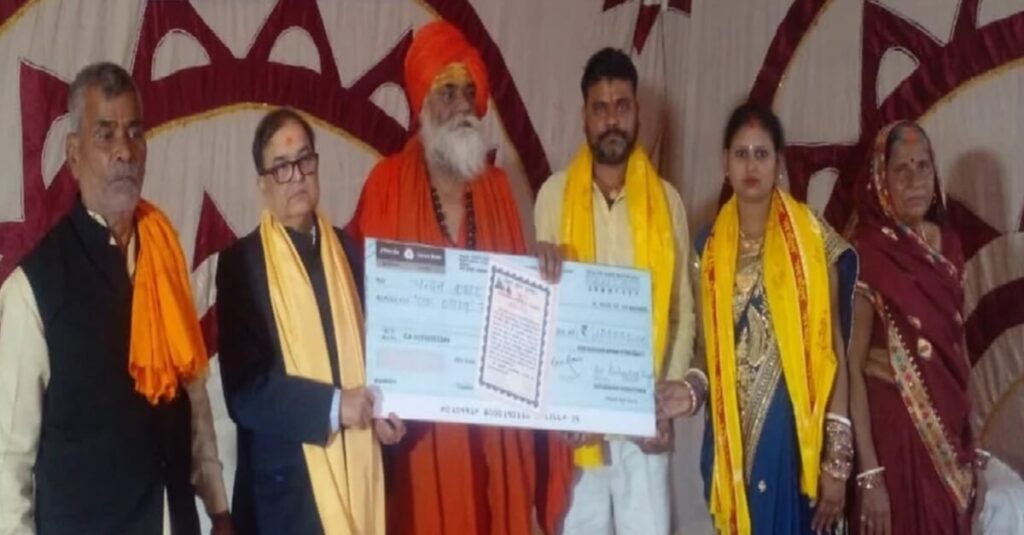 महावीर मंदिर ने बहंगी से मां-बाप को तीर्थ कराने वाले चंदन को लाख रुपये की राशि एवं प्रशस्ति पत्र देकर किया सम्मानित 1 20221127 124338