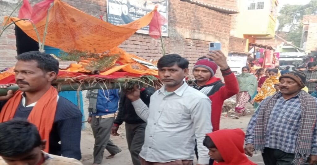 बिहार: लंगूर की मौत के बाद ग्रामीणों ने किया हिंदू रीति-रिवाज से किया अंतिम संस्कार, ढोल नगाड़ों के साथ दी विदाई 1 20221129 132406