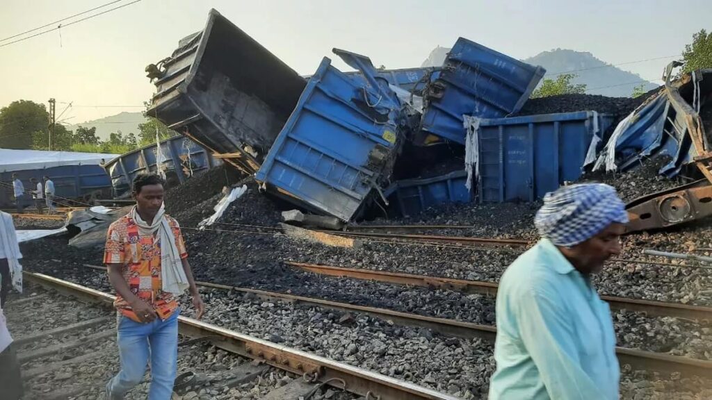 मालगाड़ी का मलबा हटाते समय क्रेन से दबकर 2 रेलकर्मियों की मौत, 26 अक्टूबर को बेपटरी हुई थी ट्रेन 1 26 10 2022 train accident 1 23163026 11585177 01