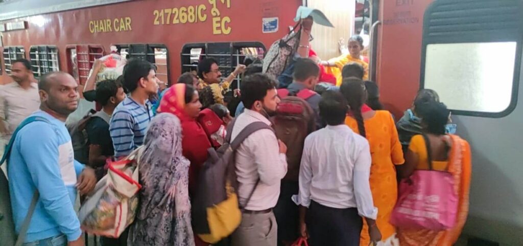 दशहरा पर घर पहुंचने की हड़बड़ी; बिहार की ट्रेनों में भारी भीड़, फ्लाइट किराया भी महंगा... 1 IMG 20221102 WA0024 01