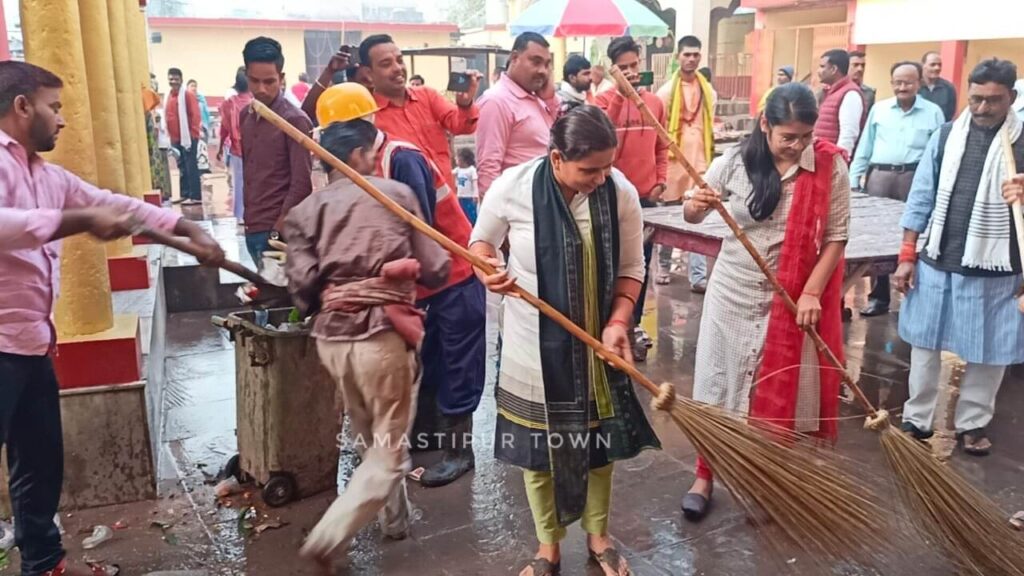 राजकीय महोत्सव पर विद्यापतिधाम में चला स्वच्छता अभियान, महिला SDO व BDO ने भी थामी झाड़ू 1 IMG 20221105 WA0149 01