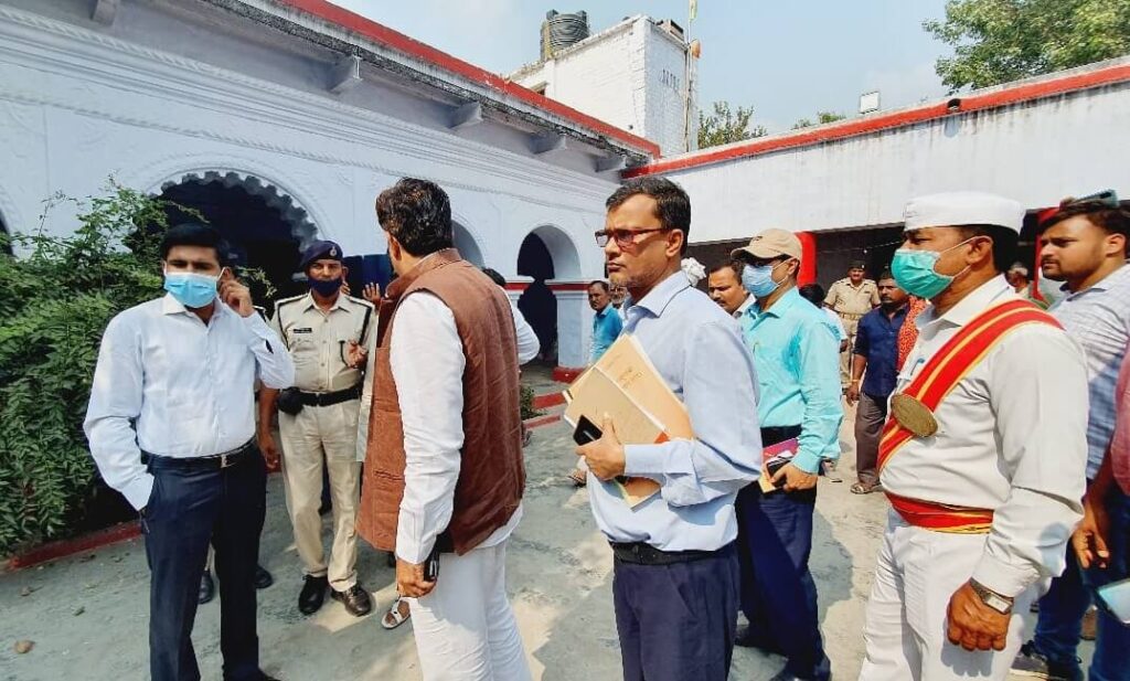 समस्तीपुर के डीएम मोहिउद्दीननगर पहुंच स्कूलों का किया औचक निरीक्षण, रामजानकी ठाकुरबाड़ी भी पहुंचे 1 IMG 20221109 WA0051 01