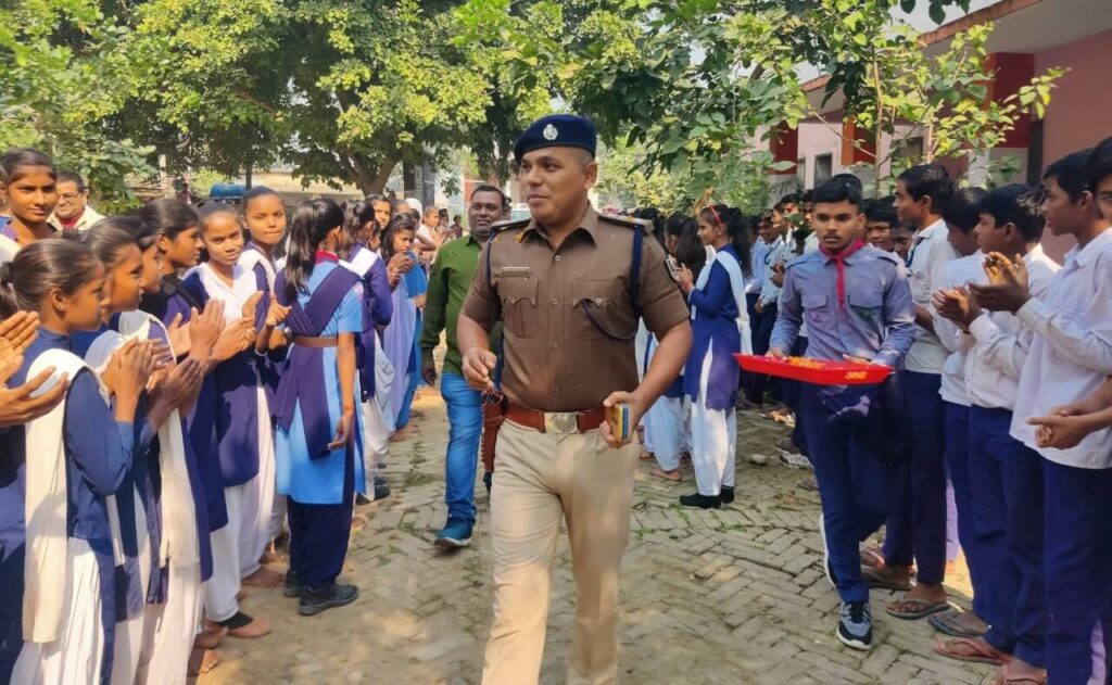 दलसिंहसराय के DSP ने ऑपरेशन संस्कार अभियान के तहत बच्चों को पढ़ाया नैतिकता का पाठ 1 IMG 20221124 WA0091 01