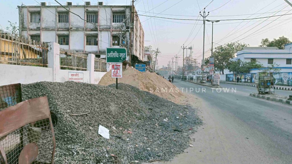समस्तीपुर की हवा लगातार हो रही जहरीली; जिला खनन पदाधिकारी का निर्देश, सड़क से 500 मीटर दूर रखें बालू व गिट्टी 1 IMG20220314061602 01
