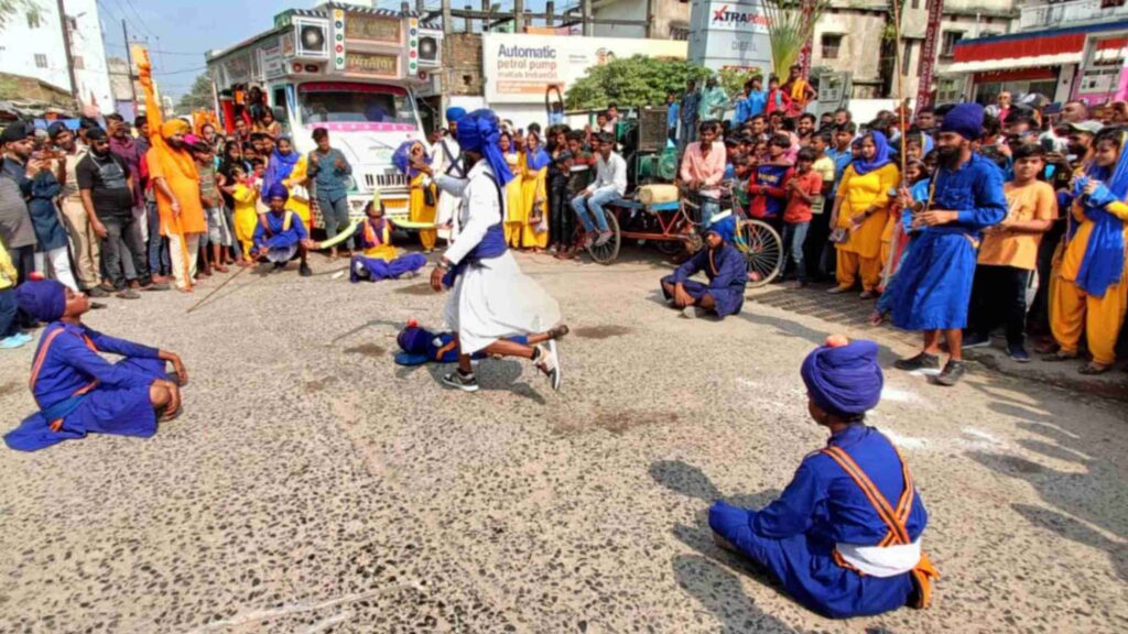 गुरुनानक जयंती पर समस्तीपुर में नगर कीर्तन का आयोजन, पंजाब से आए कलाकारों ने अस्त्र-शस्त्र कला का किया प्रदर्शन 1 Picsart 22 11 07 13 58 35 835