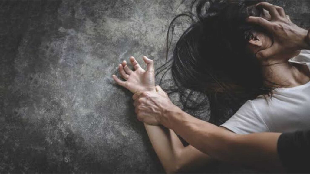 बिहार में दरिंदगी: पति को बंधक बनाकर महिला से गैंगरे'प, प्राइवेट पार्ट में बुलेट; कंकड़ और लकड़ी डाली 1 Picsart 22 11 14 07 56 05 747