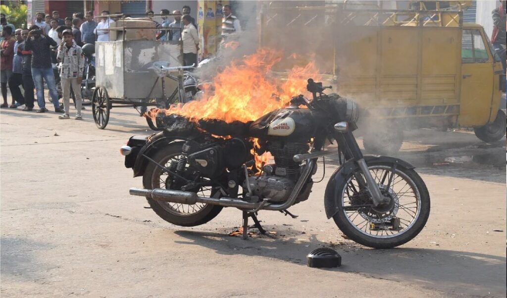 पटना में दिनदहाड़े फायरिंग से भारी बवाल, एक की मौत के बाद सड़कों पर उतरे लोग; आगजनी 1 Prabhatkhabar2022 11a8f03dbc a6a8 43fd b18f 90d90dc8cd1cUntitled 01