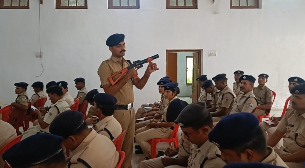 समस्तीपुर में RPF कर्मियों एवं अधिकारियों को भीड़ नियंत्रण के दौरान फायरिंग करने का दिया गया प्रशिक्षण 1 Screenshot 2022 11 11 07 45 49 37 92460851df6f172a4592fca41cc2d2e6 01