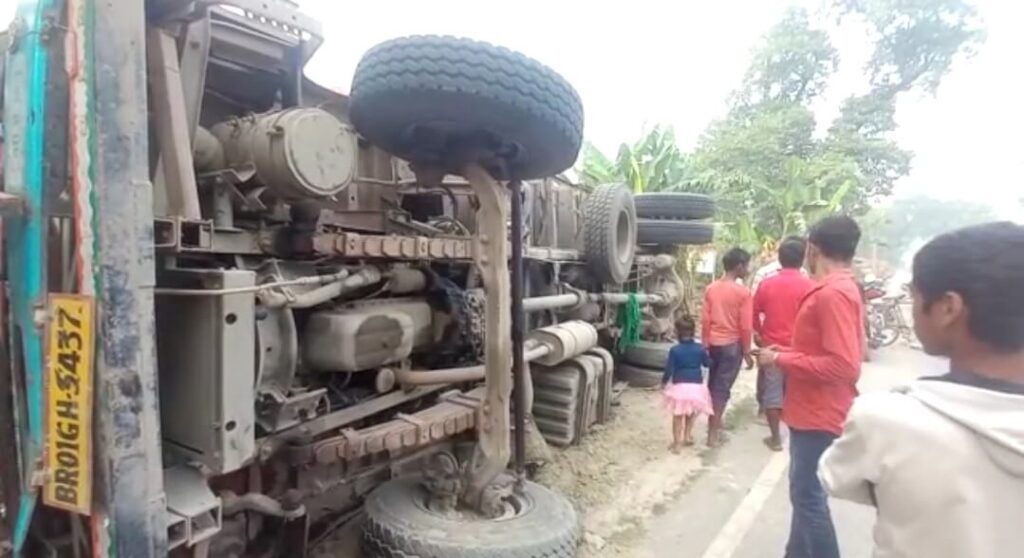 कल्याणपुर में पिकअप को बचाने के क्रम में सीमेंट लोडेड ट्रक पलटी, चालक की स्थिति गंभीर 1 Screenshot 2022 11 11 12 38 33 05 92460851df6f172a4592fca41cc2d2e6 01