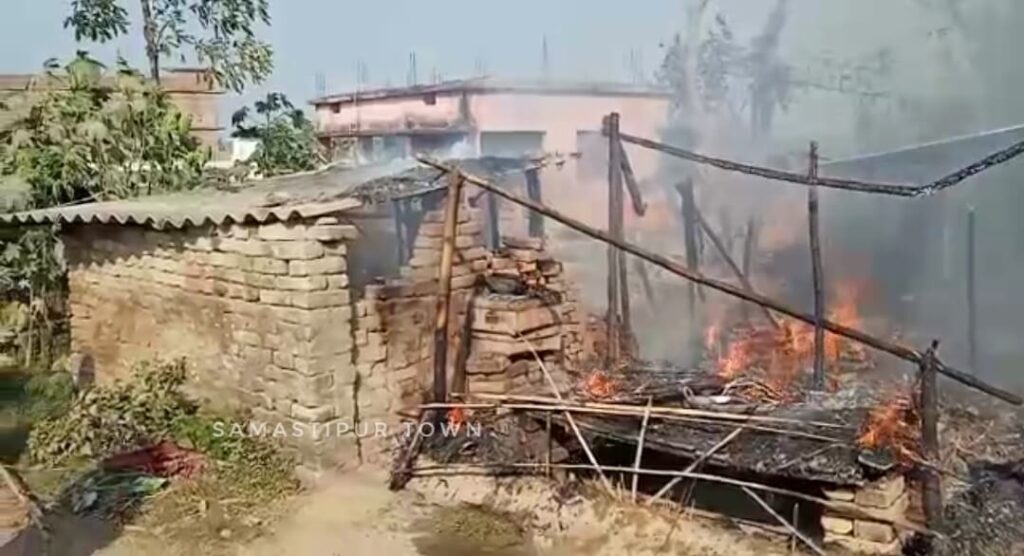 समस्तीपुर में आधा दर्जन घर आग की चपेट में आने से लाखों का सामान जलकर खाक 1 Screenshot 2022 11 18 21 45 28 34 92460851df6f172a4592fca41cc2d2e6 01