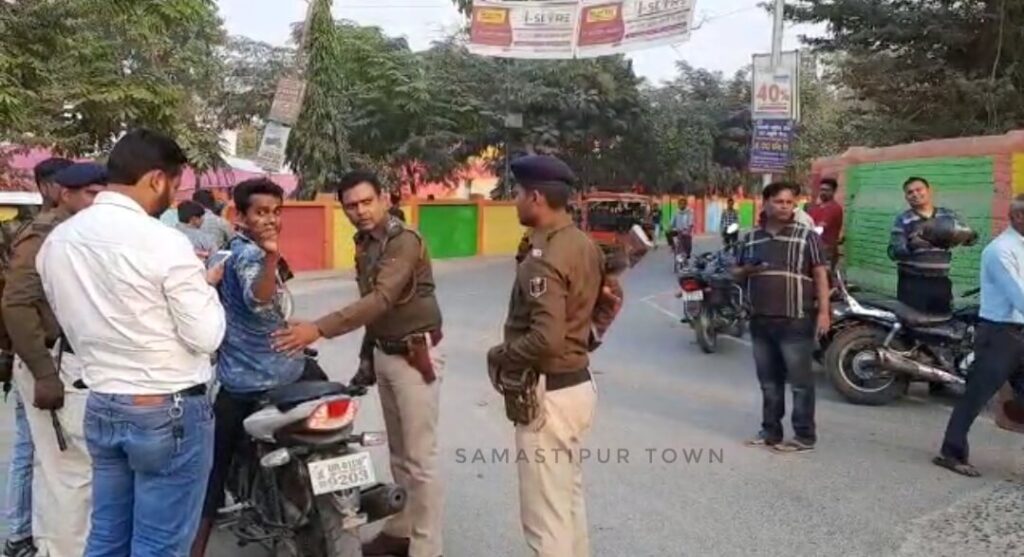 समस्तीपुर नगर पुलिस ने चलाया बाइक चेकिंग अभियान, हेलमेट व अधूरे कागजात के साथ चल रहे बाइक सवारों से जुर्माना की वसूली 1 Screenshot 2022 11 25 08 39 48 45 92460851df6f172a4592fca41cc2d2e6 01