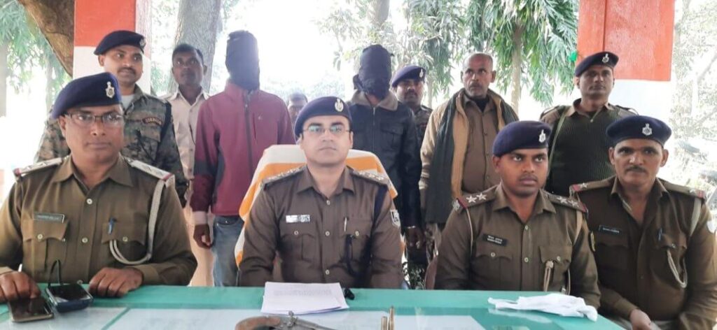 विभूतिपुर में घटना को अंजाम देने की योजना बना रहे दो अपराधियों को पुलिस ने हथियार के साथ किया गिरफ्तार 1 07 1068x492 01