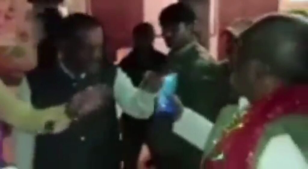 कुढ़नी उपचुनावः मनोज कुशवाहा ने कहा- तुम औकात में बात करो, पीछे हटे केदार गुप्ता; बूथ पर भिड़े BJP व JDU प्रत्याशी 1 20221206075229
