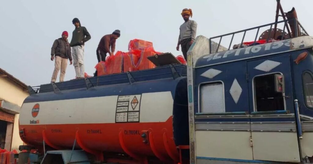 बिहार में 'पुष्पा' स्टाइल में शराब तस्करी, पेट्रोल टैंकर में 4 चैंबर बने थे; 2 खाली थे 2 में रखी थी 25 लाख की शराब 1 20221206 135944