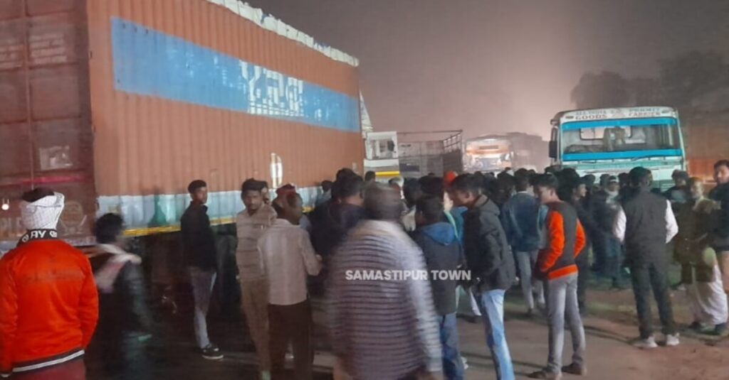 समस्तीपुर: तेज रफ्तार कंटेनर से टकराकर बाइक सवार चाचा-भतीजी की मौत, चालक गाड़ी छोड़कर फरार 1 20221207 212356