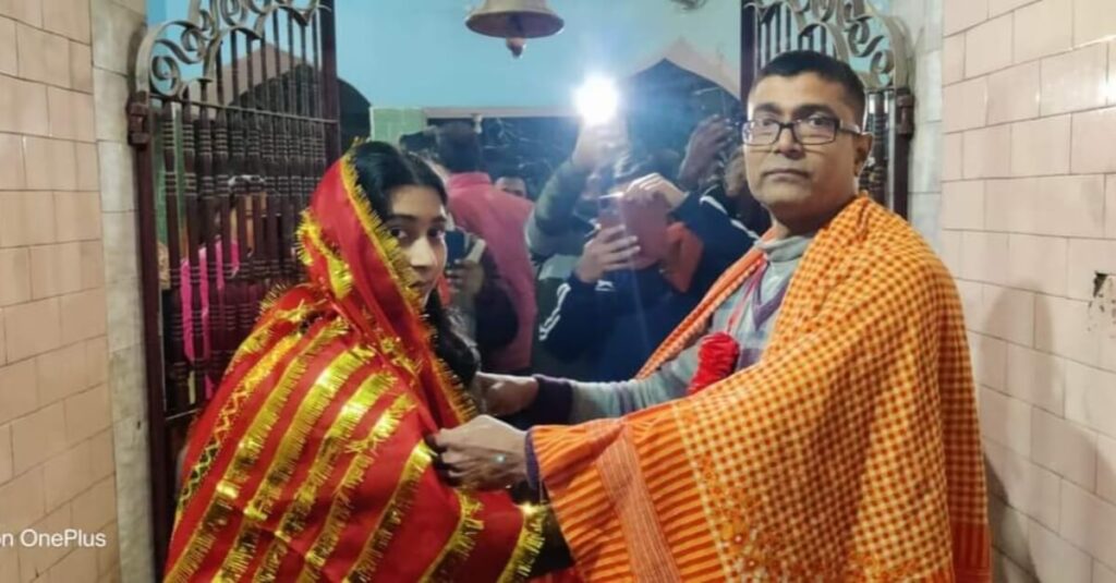 समस्तीपुर में 50 साल के शिक्षक को 20 साल की छात्रा से हुआ प्यार, दोनों ने मंदिर में रचाई शादी, वीडियो वायरल 1 20221210 084647