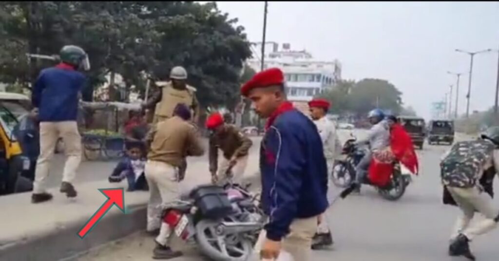 बिहार: बिना हेलमेट बाइक चला रहे 13 साल के लड़के के पीछे दौड़ी पुलिस, घेर कर लाठियों से पीटने का वीडियो हुआ वायरल 1 20221211 160905