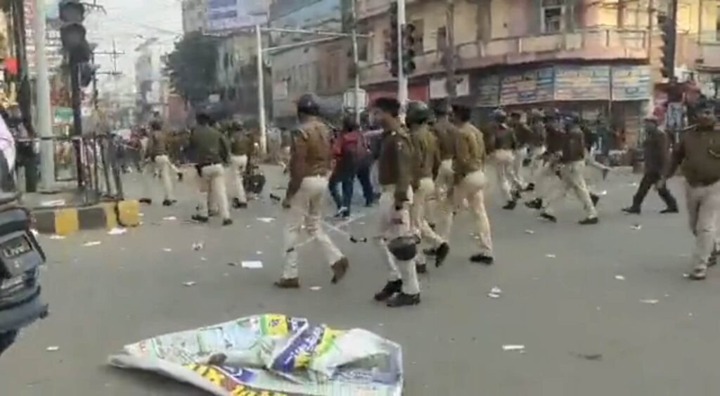 पटना में डाकबंगला चौराहे पर प्रदर्शन कर रहे शिक्षक अभ्यर्थियों पर लाठीचार्ज, पुलिस ने दौड़ा-दौड़ाकर पीटा 1 20221213161549