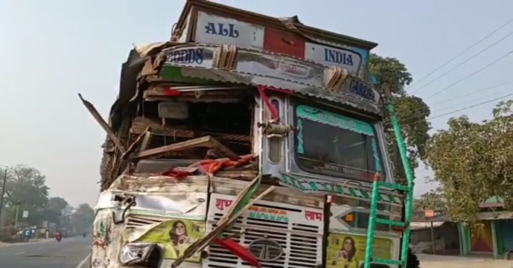 समस्तीपुर में NH-28 पर दो ट्रकों के बीच हुई आमने-सामने की टक्कर, घने कोहरे के कारण हुआ हादसा 1 20221213 153254