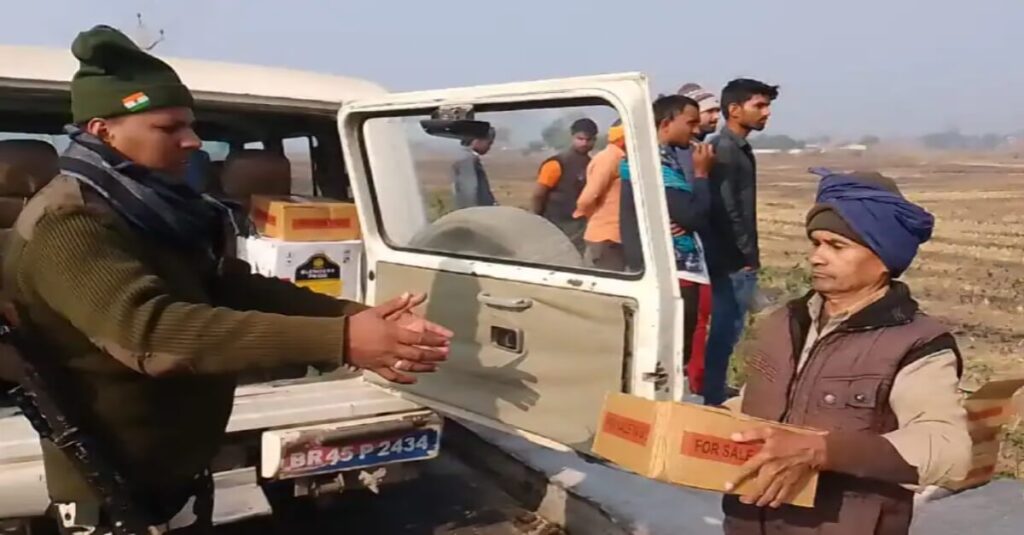 बिहार: शराब से लदी कार पलटी, ग्रामीणों ने बोतलें लूट ली, पुलिस के हाथ आईं कई खाली पेटियां 1 20221222 150947