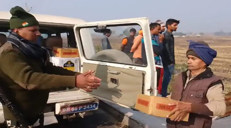 बिहार: शराब से लदी कार पलटी, ग्रामीणों ने बोतलें लूट ली, पुलिस के हाथ आईं कई खाली पेटियां 1 20221222 150947