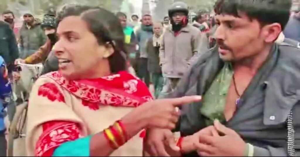 बिहार: मनचले पति को दूसरा निकाह करना पड़ा महंगा, पत्नी ने बीच सड़क जमकर की धुनाई 1 20221222 163847