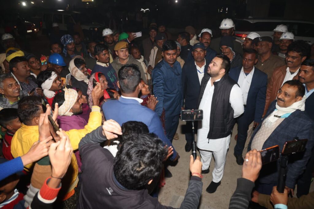 उप मुख्यमंत्री तेजस्वी यादव आधी रात में पटना के मछली मार्केट पहुंच गए, मछुआरों से मिलकर समस्याएं सुनीं 1 20221223 072512
