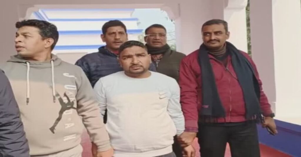 बिहार: बिजली कनेक्शन के लिए घुस ले रहा था कर्मचारी, निगरानी की टीम ने किया गिरफ्तार 1 20221227 141112