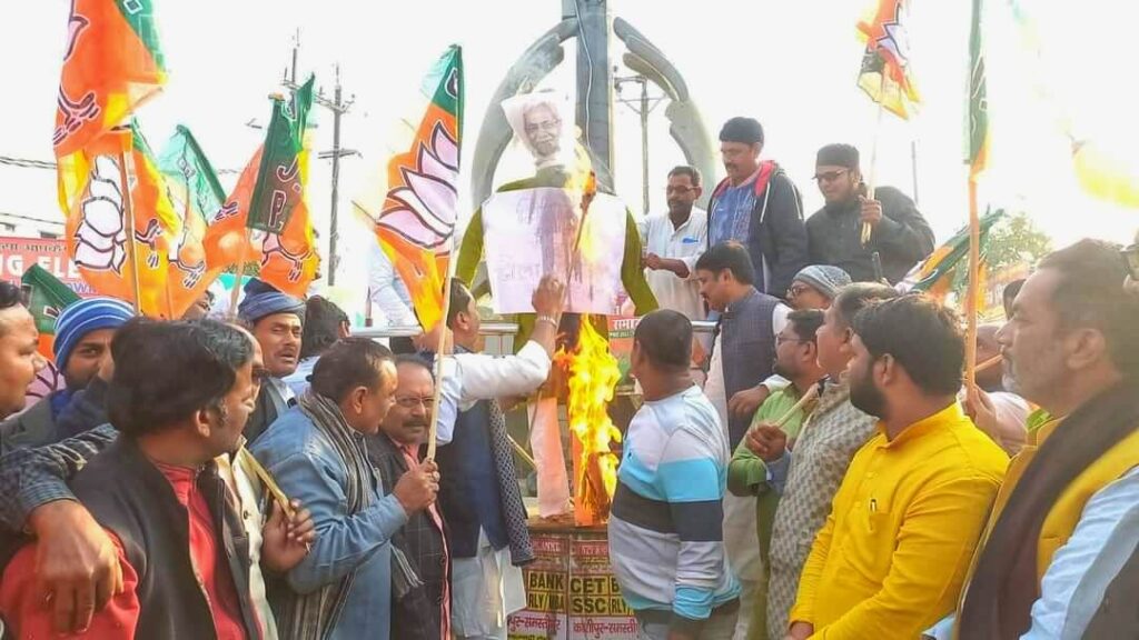 समस्तीपुर में बढ़ते अपराध को लेकर BJP कार्यकर्ताओं ने निकाला प्रतिरोध मार्च, फूंका CM नीतीश का पुतला 1 FB IMG 1670511065522 01