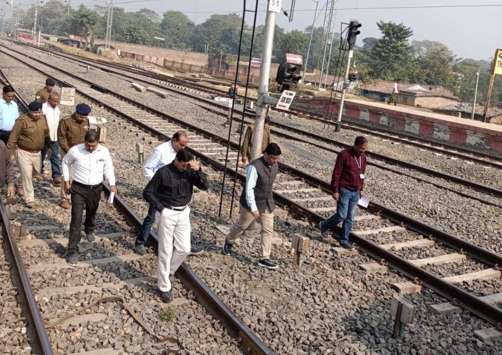 समस्तीपुर मंडल के DRM ने किया समस्तीपुर-दरभंगा रेलखंड का निरीक्षण, दिये आवश्यक निर्देश 1 FB IMG 1670650817034