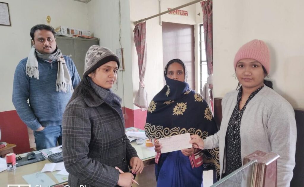 बचत खाताधारी के नॉमिनी को ग्रामीण बैंक से डेथ क्लेम के तौर पर मिला दो लाख का चेक 1 IMG 20221223 WA0002 01