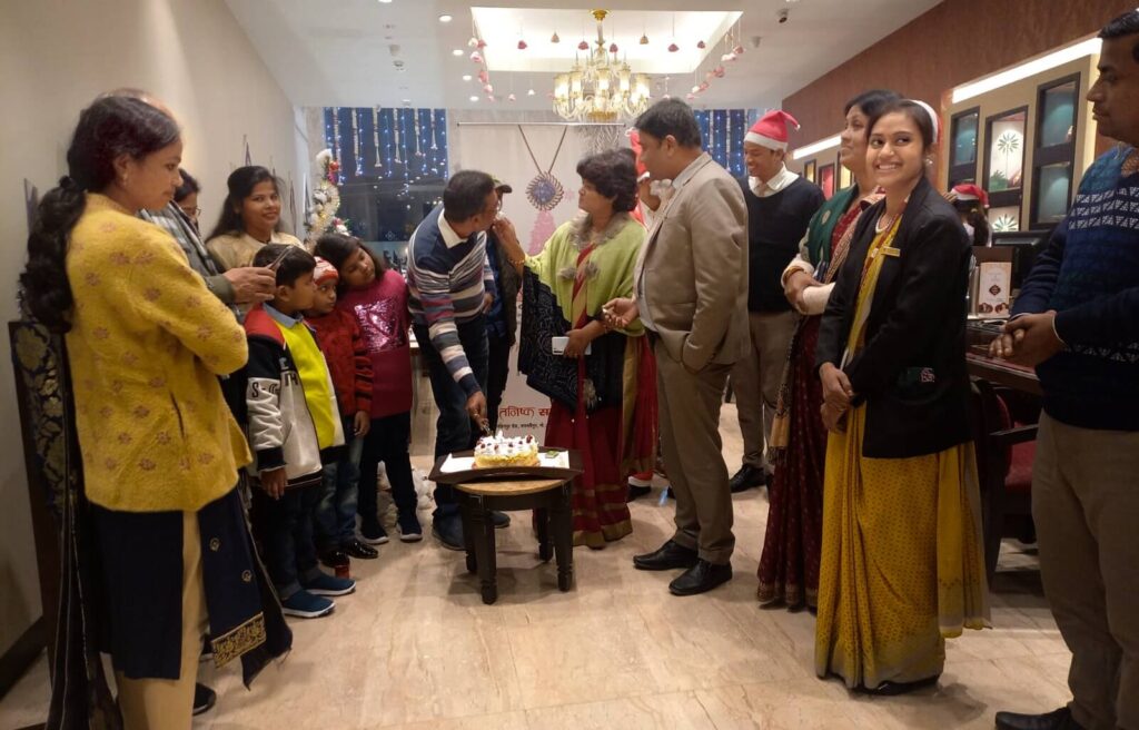 तनिष्क शोरूम में 'क्रिसमस-डे' धूमधाम से मनाया गया, सांता क्लोज ने बच्चों के बीच टाॅफियां व उपहार देकर खुशियां बांटी 1 IMG 20221225 WA0093 01