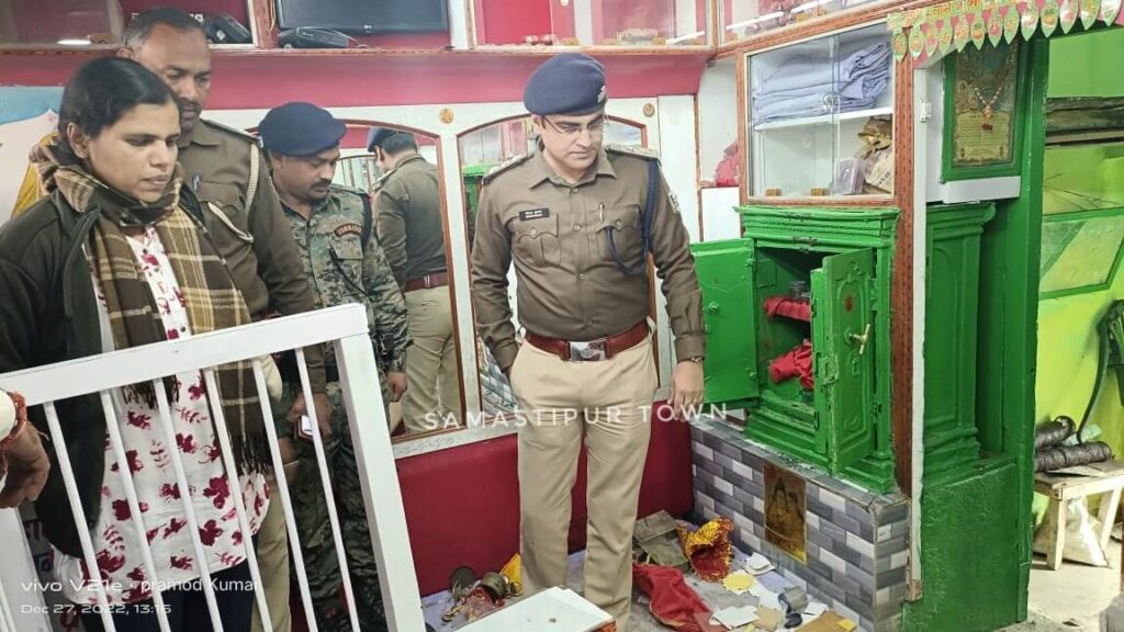 हसनपुर बाजार में ज्वेलरी दुकान के पीछे का दरवाजा तोड़ नकद व आभूषण की भीषण चोरी 1 IMG 20221227 WA0043 01