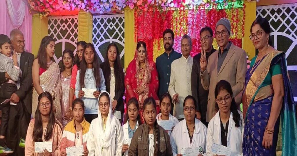 अच्छी परंपरा की शुरुआत! बिहार में बेटे की शादी पर बेवजह खर्च की जगह रिटायर्ड शिक्षक ने गरीब जरूरतमंद छात्राओं को दिए 1 लाख रुपये 1 Madhepura Marriage Story 167063721416x9 1