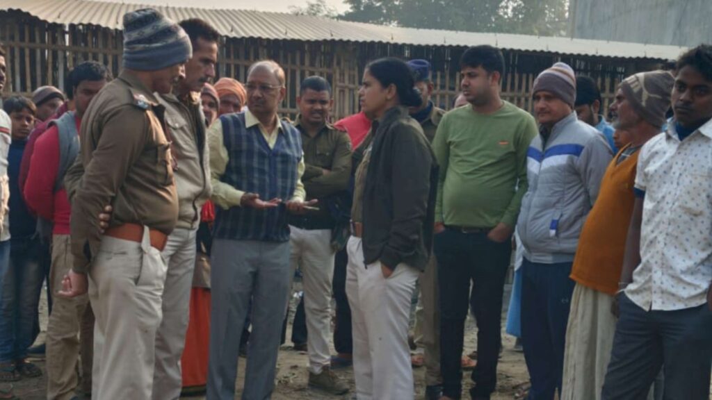 फल दुकान में हथियार के बल पर लाखों रुपए की डकैती, बंधक बनाकर दिया घटना को अंजाम 1 Picsart 22 12 03 20 01 19 201