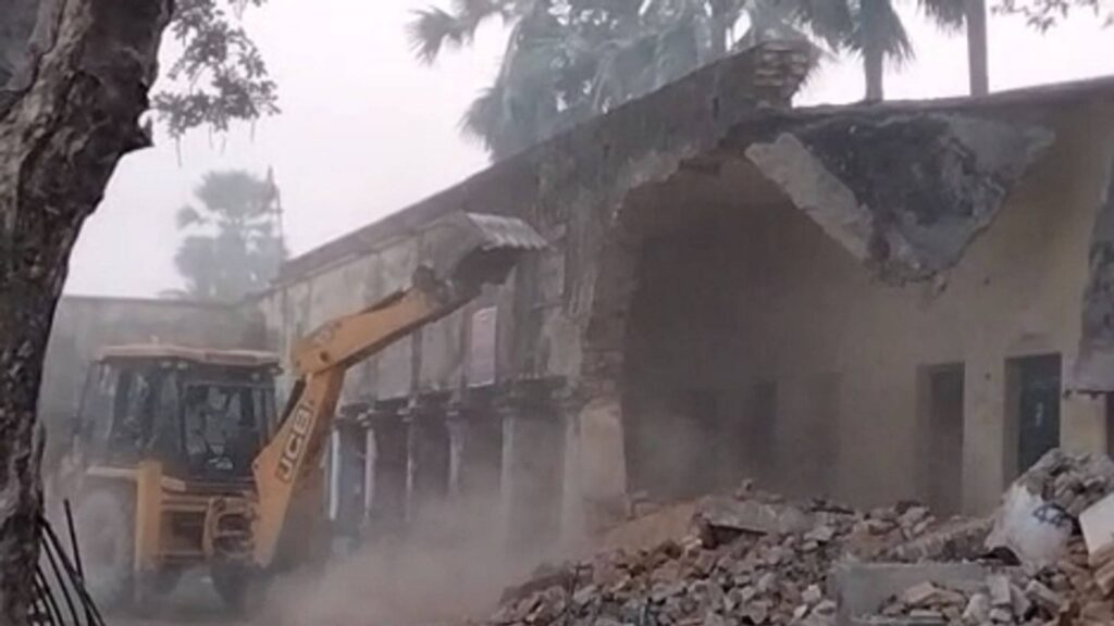 समस्तीपुर कॉलेज के पीछे स्थित छात्रावास को अचानक गिराने आये जेसीबी को छात्रों ने खदेड़ा 1 Picsart 22 12 19 21 11 19 157
