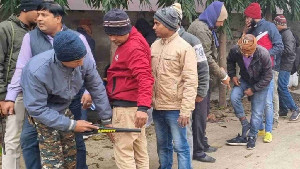 समस्तीपुर में 823 अभ्यर्थियों ने छोड़ी CTET की परीक्षा, कल्याणपुर में कदाचार करते एक अभ्यर्थी को पकड़ा गया 1 Picsart 22 12 25 08 50 58 012