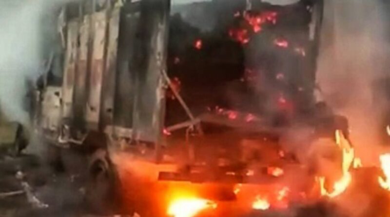 समस्तीपुर: 11 हजार तार के चपेट में आने से पिकअप में लगी आग, धू-धू कर जला वैन 1 Picsart 22 12 29 09 11 31 231