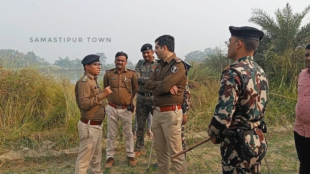 बैंक लूट के बाद ईख के खेत में छिपे लूटेरों को पैर के निशान से पुलिस ने पकड़ा, बगल के खेत से ही पैसों से भरा बैग बरामद 1 Screenshot 2022 12 12 22 20 13 91 92460851df6f172a4592fca41cc2d2e6 01 01