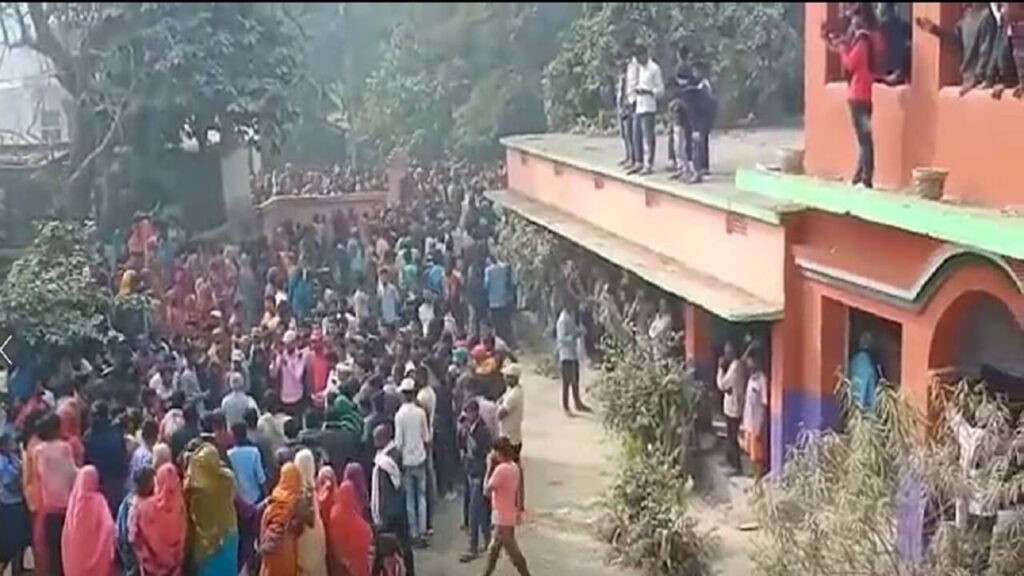 बिहार: छात्रा की संदिग्ध मौत, स्कूल के बंद कमरे में मिली लाश.. ग्रामीणों ने शिक्षकों को पीटकर बनाया बंधक 1 begu 68 1