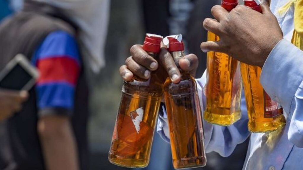 बिहार: थाने से महिला दारोगा और दो ASI ने चोरी की शराब, हुए निलंबित 1 liquor 1654188728