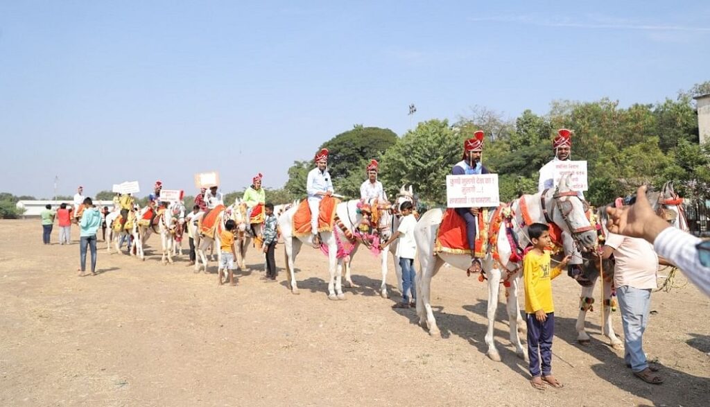 'सरकार हमारे लिये दुल्हन का इंतजाम करे...' सैकड़ों कुंवारे युवकों ने घोड़ी चढ़कर निकाला अनोखा मार्च 1 navjivanindia 2022 12 c46e85fa c282 44b1 a510 cff69403d5ba Solapur protest