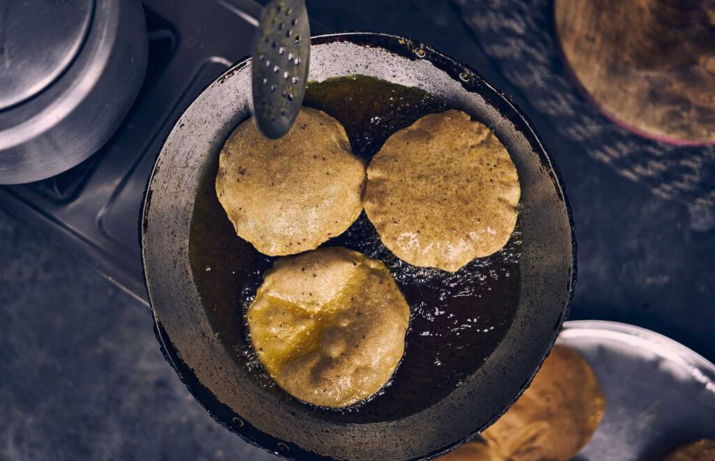 बिहार: गर्म पूड़ी नहीं देने पर हलवाई को खौलते तेल से नहलाया, तिलक समारोह में पहुंचा था युवक 1 photo 1596450514735 111a2fe02935 01