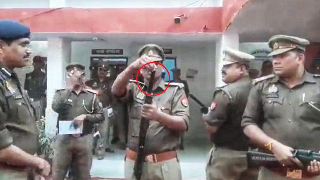 यूपी पुलिस का कारनामा, दारोगा ने राइफल की नली में डाल दी गोली, DIG भी हंसने लगे... 1 your paragraph text 2022 12 28t080246 1672194827 01