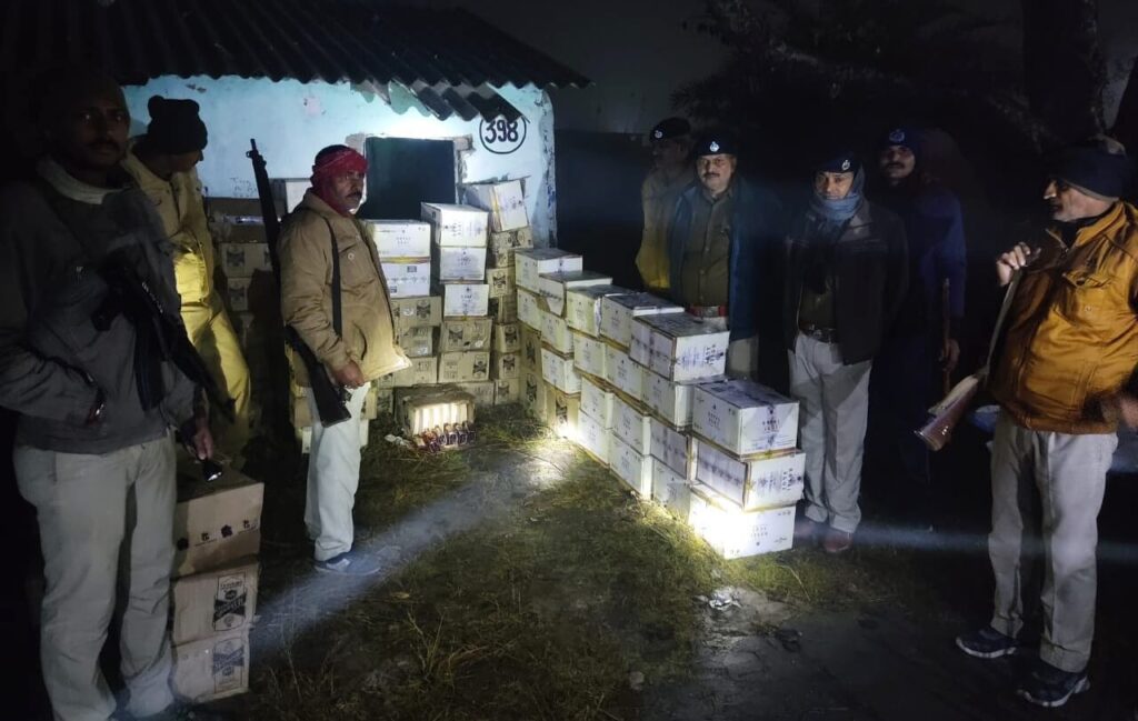 समस्तीपुर में चोर का पीछा करते हुए रेलवे क्वाटर पहुंची पुलिस; अंदर जाते ही उड़े होश, भारी मात्रा में शराब बरामद 1 20230103 151957 01
