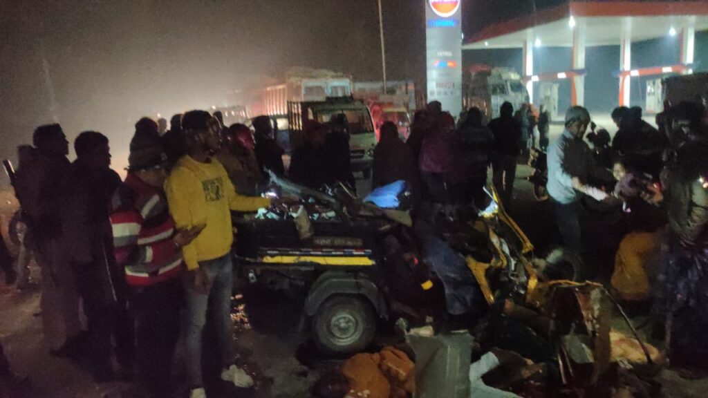बिहार में बड़ा हादसा, ट्रक और ऑटो के बीच भीषण भिड़ंत; एक ही परिवार के 5 लोगों समेत 7 की मौत 1 20230110 064832