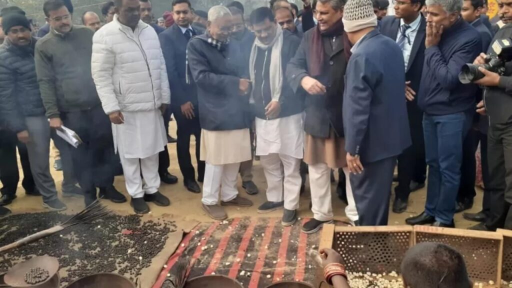 दरभंगा पहुंचे CM नीतीश कुमार, बोले- विश्व के हर व्यक्ति की थाली में पहुंचाना है यहां का मखाना 1 20230112 144148