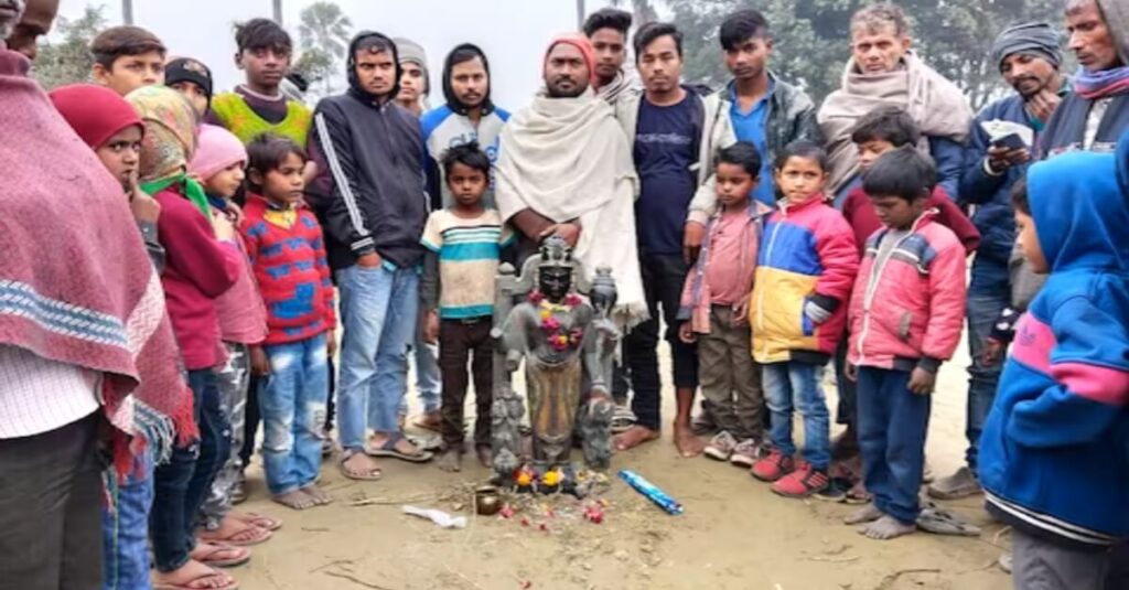 बिहार: रेलवे लाइन के किनारे हो रही थी खुदाई, अचानक निकली भगवान विष्णु की प्राचीन मूर्ति; जताई जा रही यह संभावना 1 20230116 112512