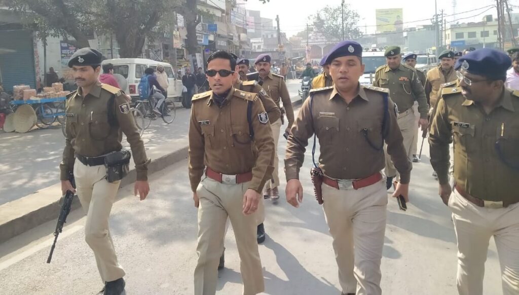 SP अचानक पहुंचे दलसिंहसराय, पैदल मार्च कर लोगों को दिया सुरक्षा का भरोसा, कहा- हर सोमवार को फील्ड में रहेंगे पुलिसकर्मी, देखें वीडियो... 1 20230116 162821 01