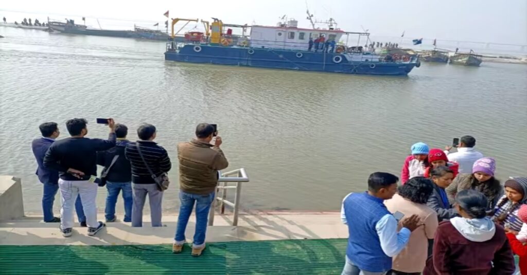 वाराणसी से डिब्रूगढ़ के लिए रवाना विलास क्रूज बिहार के छपरा में कम पानी में फंसा, जानिए कैसे निकला आगे 1 20230116 192419